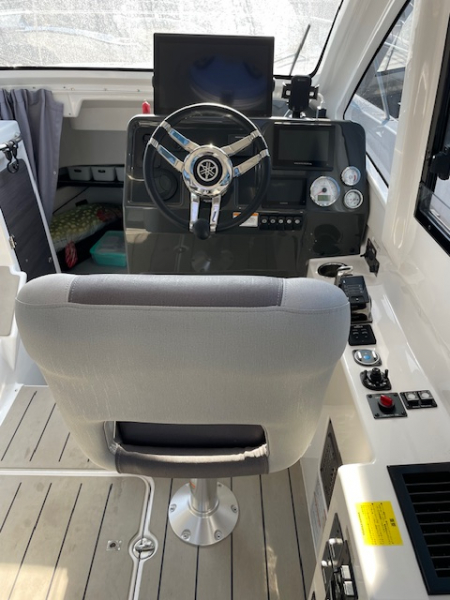 中古艇・新艇情報 ヤマハ DFR-33 ボルボ保証延長登録後5年(1.000h) 付　Cパッケージ 使用時間   165　h