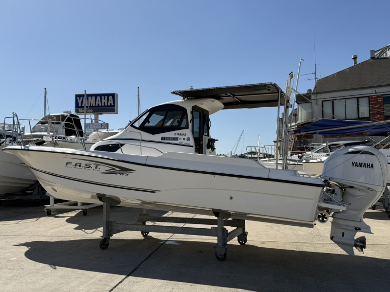 ヤマハ F.A.S.T26EX 300馬力ホワイトバージョン搭載、法定安全備品付き