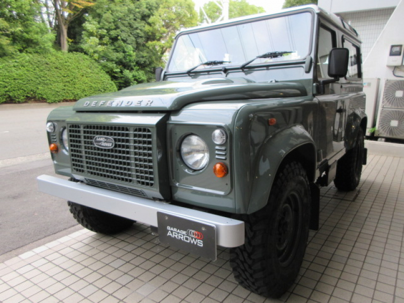 ランドローバー ディフェンダー 90SW 2.2Tdci ヘリテイジスタイル 本革張替 WolfStyle同色スチールホイール M/Tタイヤ 4人乗り AT換装済 Nox/Pm適合 3ナンバー ヘリテイジグリル ホワイトルーフ クリアレンズ フルカーペット施工 アルカンターラヘッドライナー フォールディングステップ 白ロゴマッドフラップ 背面タイヤ 並行輸入車 右ハンドル 記録簿付