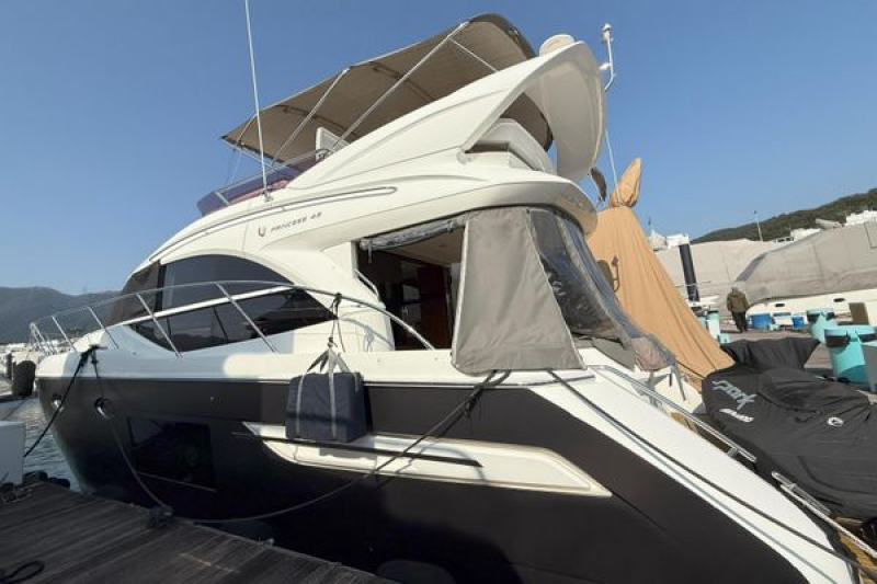 Princess Yachts 49 香港にある中古艇です！