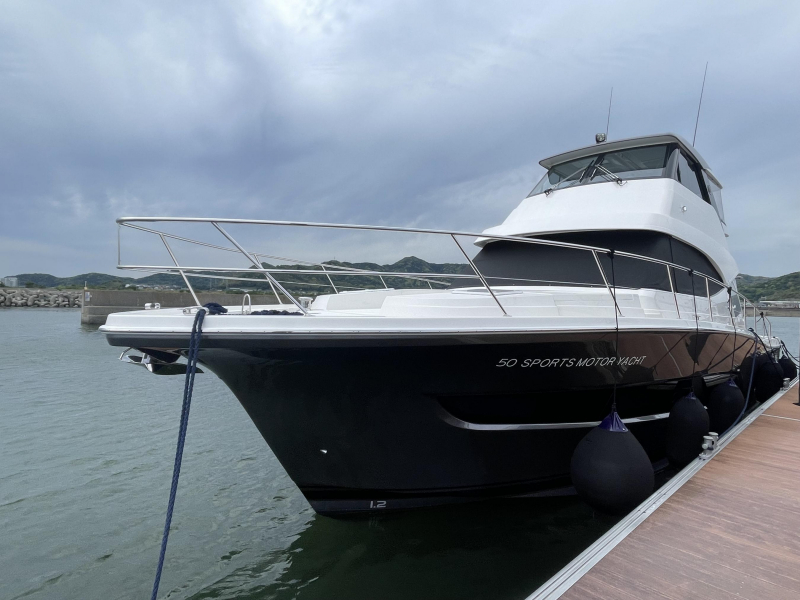 リビエラ 50 Sports Motor Yacht
