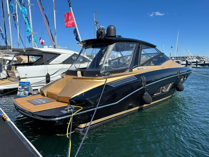 サルニコ Spider46GTS 2022年日本ボート・オブ・ザ・イヤー受賞艇。　無二の美しさと走る愉しさを兼ね備えるサルニコの「Spider」の新着艇です。2022年7月エンジン及び内外装リフィット作業実施。