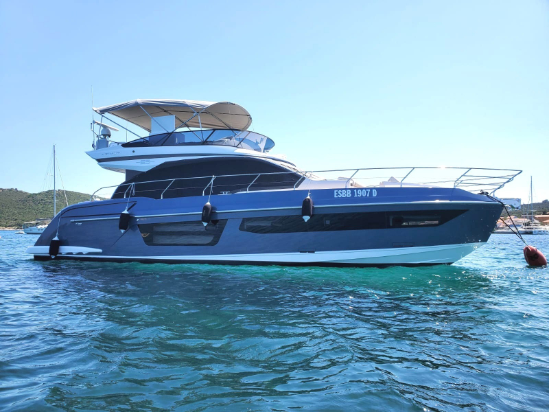 アジムット 53 Flybridge Azimut 53 Flybridge｜2023年式・エンジン使用約190時間のAZIMUTフライブリッジヨット