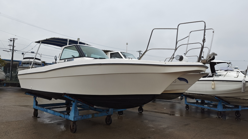 ニッサン WINGFISHER-23 バウにキャスティングレール装備。　人気のウォーカーラウンド。　釣りやすさ実証済み。展示場所：愛知県西尾市