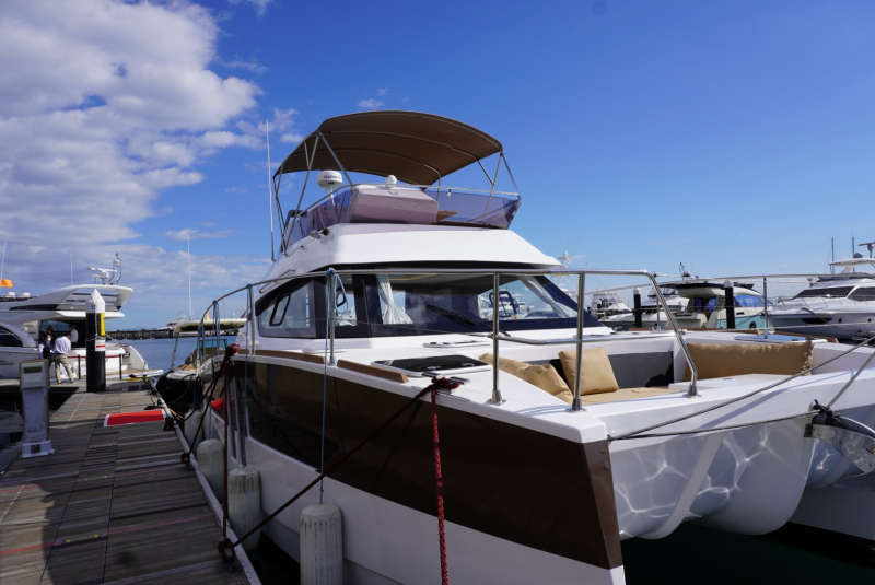 新艇情報 Aventura 10 POWER アベンチュラ カタマラン 新艇未