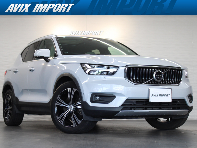 ボルボ XC40 ﾘﾁｬｰｼﾞﾌﾟﾗｸﾞｲﾝﾊｲﾌﾞﾘｯﾄﾞ T5 ｲﾝｽｸﾘﾌﾟｼｮﾝ ﾊﾟﾉﾗﾏSR 白革 全席ｼｰﾄﾋｰﾀｰ ｽﾃｱﾘﾝｸﾞﾋｰﾀｰ 9ｲﾝﾁﾃﾞｨｽﾌﾟﾚｲ harman/kardon 全周ｶﾒﾗ ｲﾝﾃﾘｾｰﾌ ACC LEDﾗｲﾄ  電動Rｹﾞｰﾄ ﾌｯﾄﾄﾗﾝｸ 純正19AW 禁煙