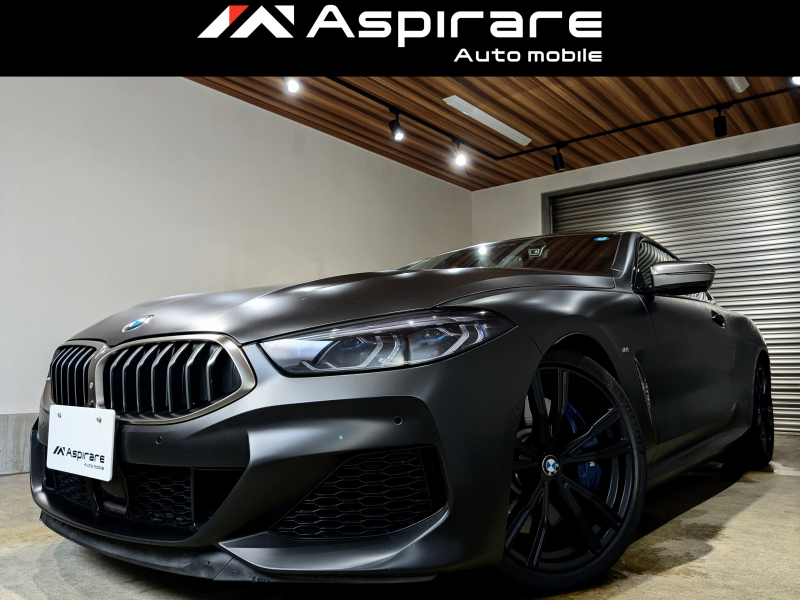 BMW 8シリーズ M850i xDrive　クーペ　Bowers＆Willkinsサウンド　エクステンドレッド×ブラックメリノレザー　受注生産Mカーボンファイバールーフ　ナイトビジョン　HUD　20インチアルミホイール　