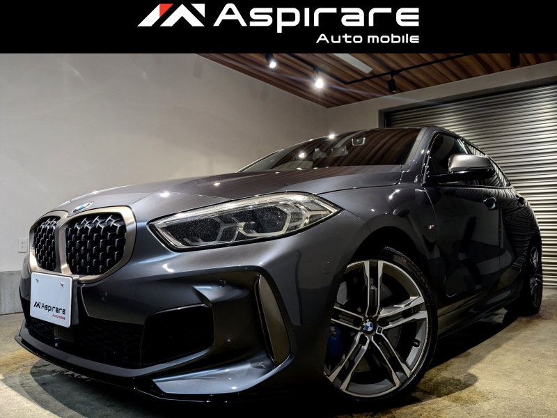 BMW 1シリーズ M135i xDrive　4WD　マグマレッドダコタレザー　シートヒーター　アダプティブクルーズコントロール　ブラインドスポットモニター　インテリジェントセーフ　パワーテールゲート　デジタルコックピット