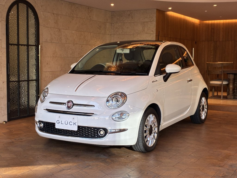 フィアット 500 フィアット 500 	1．2　ドルチェヴィータ　トランスミッション: 5速ATモード付シーケンシャル（デュアロジック） エクステリア: クロームアクセント付前後バンパー バイキセノンヘッドライト フロントフォグランプ 15インチアルミホイール 固定式ガラスルーフ インテリア: ブラックとアイス（薄いグレー）の2トーンシート