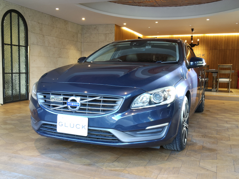 ボルボ V60 V60 　T5　SE　T5 SE　8速AT(アイシン)ナビ　バックカメラ　アダプティブクルーズコントロール　スマートキー　パドルシフト　本革シート　シートヒーター　純正18インチホイール　ETC　ドラレコ　禁煙車 （ホワイトパール）