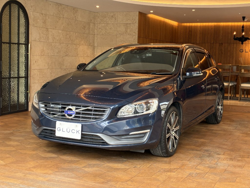 ボルボ V60 V60 　T5　SE　T5 SE　8速AT(アイシン)ナビ　バックカメラ　アダプティブクルーズコントロール　スマートキー　パドルシフト　本革シート　シートヒーター　純正18インチホイール　ETC　ドラレコ　禁煙車 （ホワイトパール）