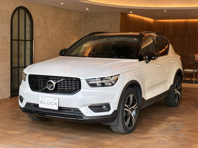 ボルボ XC40 B4　AWD　Rデザイン ハイブリット　ACC　ドライブモード　自働駐車　ナビ　360カメラ　ハーフレザーシート　パワーシート　シートヒーター　レーンアシスト　　パーキングアシスト　　コーナーセンサー　オートライト　ETC 電動リアゲート