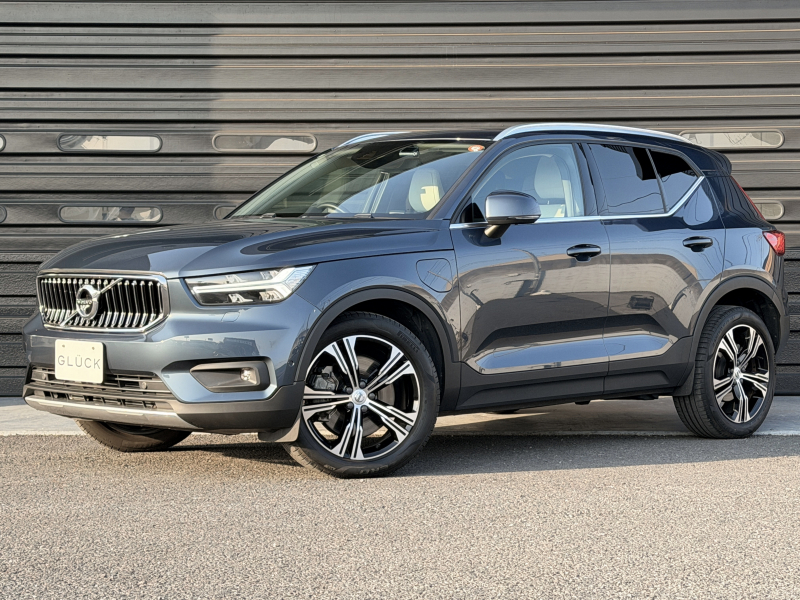 ボルボ XC40 Recharge Plug-in hybrid T5 Inscription 1オーナー 禁煙車 スライディングガラスルーフ クリスタルシフトノブ harman/kardon 全席シートヒーター ステアリングヒーター パーキングアシスト 運転席側シートメモリー 純正ドラレコ ACC 純正19インチAW