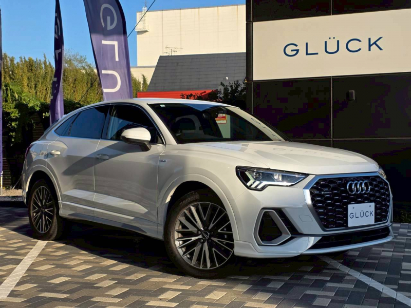 アウディ Q3 アウディ Q3 スポーツバック 35 TDI クワトロ Sライン　1オーナー 禁煙車 Sline アンビエントライト 19インチAW 盗難防止システム アダプティブクルーズアシスト ブレーキアシスト パドルシフト 360°モニター 電動ゲート バーチャルコックピット MMIナビゲーション