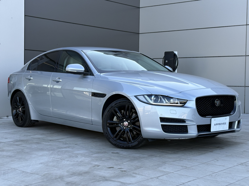 ジャガー XE プレステージ2.0L D180 Meridianサウンドシステム フロントシートヒーター ステアリングホイールヒーター シートメモリー アップルカープレイ アダプティブクルーズコントロール インタラクティブドライバーディスプレイ 19インチ純正グロスブラックホイール バックカメラ 白革シート