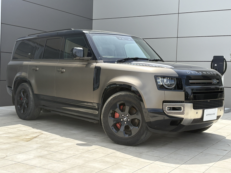 ランドローバー ディフェンダー 130X 3.0L D300 4WD 1オーナー サテンプロテクションフィルム コールドクライメートパック 4ゾーンクライメートコントロール 20インチスタイル6011グロスブラックアルミホイール スライディングパノラミックルーフ ステアリングヒーター フロントシートヒーター＆ベンチレーション マトリックスLEDライト