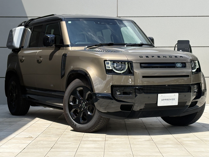 ランドローバー ディフェンダー 110 XダイナミックSE 2.0L P300 4WD ディプロイアブルサイドステップ エアサスペンションパック コールドクライメートパック センターコンソールクーラーボックス エクステンドブラックエクステリアパック プライバシーガラス 家庭用電源ソケット