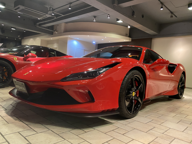 フェラーリ F8 トリブート ロッソコルサ ロッソフェラーリインテリア カーボンドライバーゾーン＋LED カーボンセンターブリッジ カーボンインナードアハンドル カーボンリアブーツトリム フロントリフト カーボンサイドエアスプリッター カーボンエンジンルーム パッセンジャーディスプレイ アダプティブヘッドライトシステム