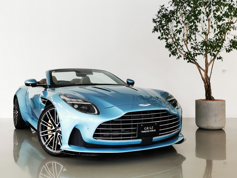 アストンマーティン DB12 Volante 4.0L V8 RHD 2024MY 1オーナー　Paint-Provenance　カーボンセラミックブレーキ　Interior-Inspire Comfort-Light Duotone　Bowers&Wilkins　レザーカラーパレット　スモークテールライト　新車時メーカーOP1000万円超　認定中古車保証