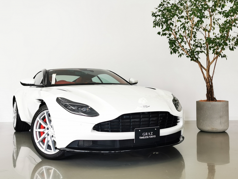 アストンマーティン DB11 4.0L V8 RHD 2019MY　10スポークディレクショナルシルバーホイール　エクステリアパック　インテリアジュエリーパック(サテンダーククローム)　コンテンポラリーパック　シートベンチレーション　レッドブレーキキャリパー　認定中古車保証