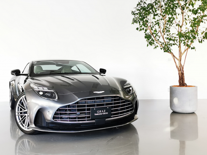 アストンマーティン DB12 4.0L V8 RHD　Bowers&Wilkins　Interior-Inspire Comfort-Light -Duotone　レザートリムステッチコントラスト　スモークドテールライト　インテリアジュエリーパック-サテンダーククローム　ステアリングヒーター　シートベルト-モカ