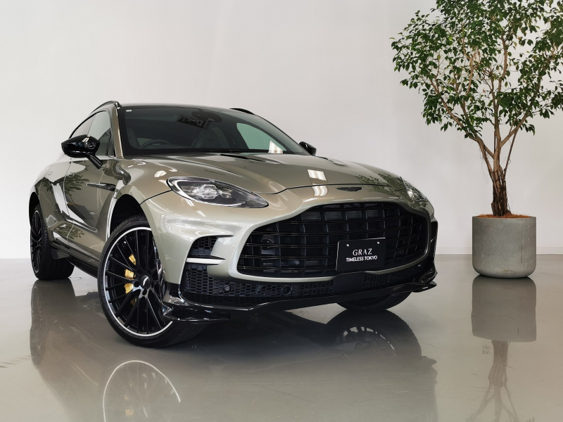 アストンマーティン DBX 707 4.0L V8 RHD 2023MY 1オーナー　23inchサテンブラックリムホイール　インテリアトリム-グロスツイルカーボン　Interior - Inspire Sport Duotone　全席シートベンチレーション　ゴールドブレーキキャリパー　スモークドテールライト　認定中古車保証