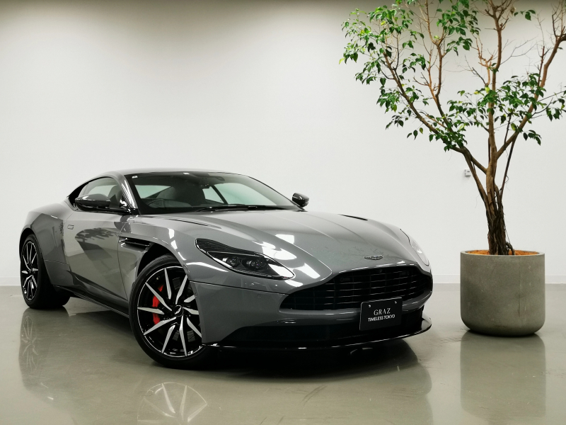 アストンマーティン DB11 4.0L V8 RHD 2018MY　10spkディレクショナルグロスブラックホイール　Qカーボンバッジ＆スクリプトエンブレム　シートベンチレーション　エクステリアパック-グロスブラック　スモークテールライト　認定中古車保証