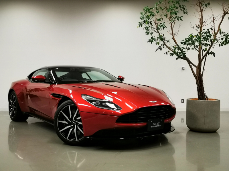 アストンマーティン DB11 5.2L V12 Coupe RHD 2018MY　10スポークディレクショナルブラックホイール　シートベンチレーション　ヘッドライニング-レザー　トリム-サテンチョップドカーボン　Exterior Pack - Dark　Interior Pack - Technology　V12バッジ　認定中古車保証