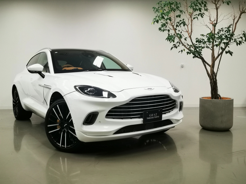 アストンマーティン DBX 550 4WD RHD 22MY 23inchサテンブラックホイール Interior-Inspire Comfort - Monotone スモークドテールライト ゴールドブレーキキャリパー ジェスチャー機能付パワーテールゲート　ワイヤレススマートフォン充電器　認定中古車保証