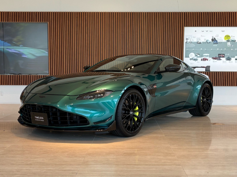 アストンマーティン V8 ヴァンテージ F1Edition 4.0L V8 RHD 2022MY  元デモカー グレード専用エアロ インテリアパッケージ 2x2ツインサテンカーボンファイバー 認定中古車保証