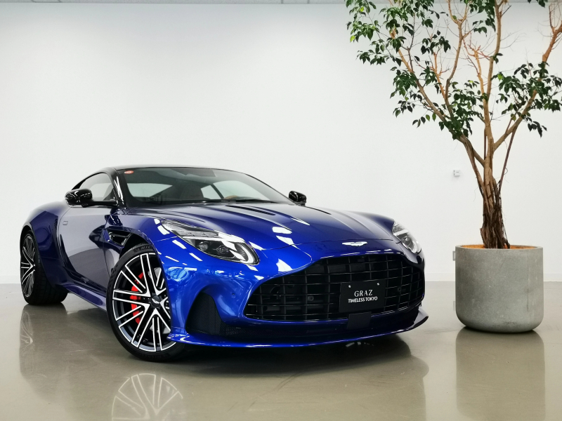 アストンマーティン DB12 4.0L V8 Coupe LHD 24MY　Paint - Q - Special　Interior - Inspire Comfort - Light Duotone　21inch マルチスポークフォージドブラックホイール　Exterior Pack - Gloss Black　ミラードステッチ　レッドキャリパー　認定中古車保証