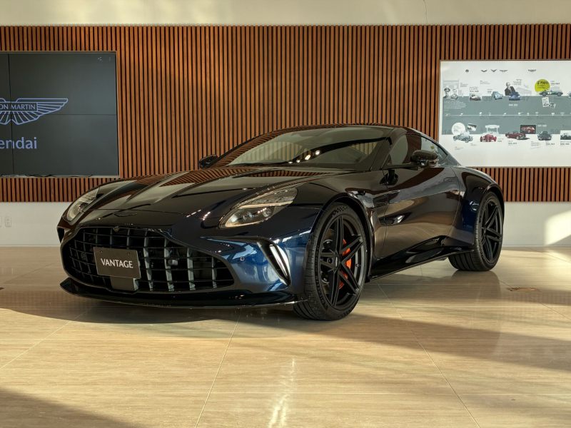アストンマーティン ヴァンテージ 4.0L V8 RHD 26MY 元デモカー CentreTrimInlay -サテン2x2ツインカーボンファイバー スモークテールライト Interior-インスパイアコンフォートモノトーン　IPUpperTriminlay-サテン2x2ツインカーボンファイバー 21 インチ5スポークフォージドサテンブラックホイール 315 保障継承