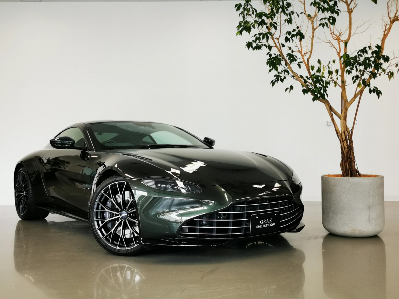 アストンマーティン ヴァンテージ 110th Anniversary Midnight Edition 日本限定110台 RHD 1オーナー　Gloss 2x2 Twill Carbon - Exterior(Upper)/Roof/Gear Paddles　Steering Wheel - Sports - 2x2 Twill Carbon / Leather　Trim Inlay - Satin 2x2 Twill Carbon Fibre　Interior - Inspire Comfort - Monotone　認定中古車保証