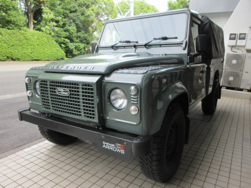 ランドローバー ディフェンダー 110SCPU 2.2Tdci ピックアップトラック Wolfstyleブラックホイール 2人乗り 後期PUMAモデル Nox/Pm適合 1ナンバー 新品エアコン装着 ヘリテイジスタイル CANVAS幌 クリアレンズ ヘリテイジグリル ウイングブラックチェッカープレート 前後マッドフラップ 並行輸入車 右ハンドル 記録簿付